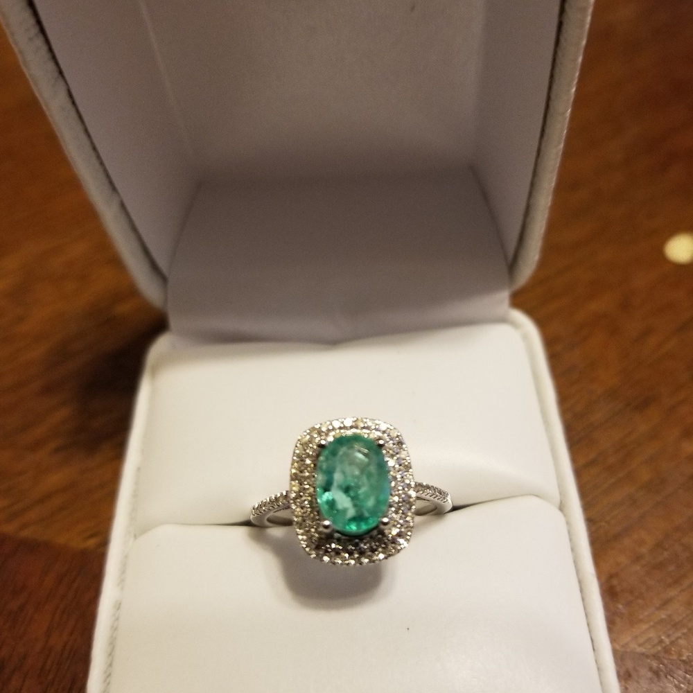 Beautiful emerald and diamond ring